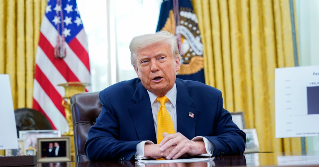 En la foto, el presidente Donald Trump en su oficina de la Casa Blanca