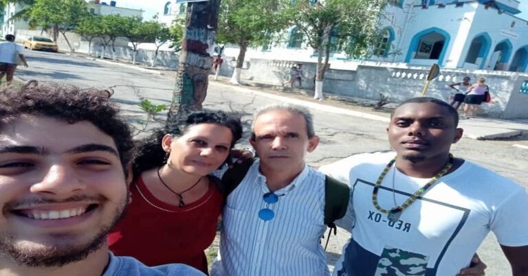 En la foto, Jorge Fernandez Era, la esposa y dos amigos