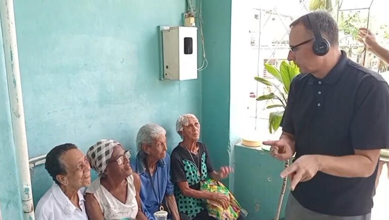 En la foto, José Daniel Ferrer, el líder de la Unpacu, habla con unas ancianas a las que alimenta