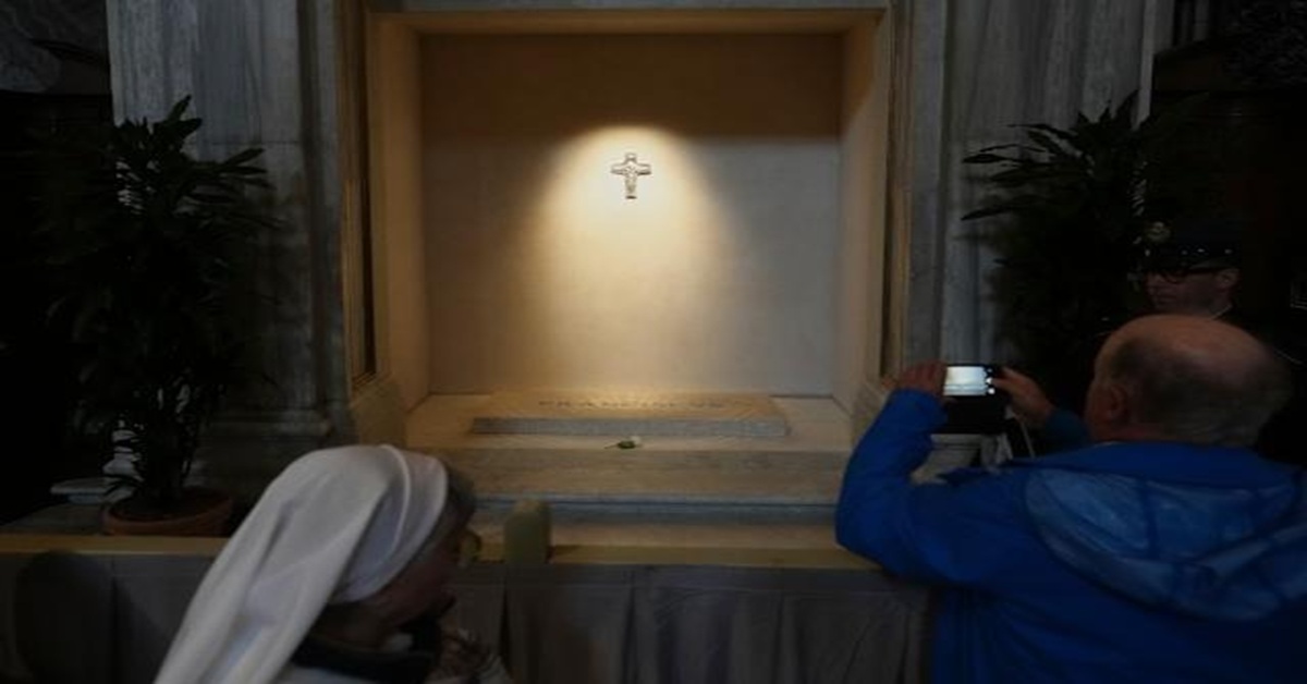En la foto, la tumba del papa Francisco