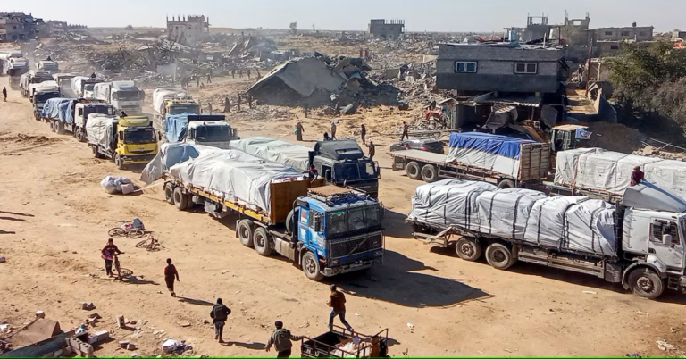 En la foto, una caravana con ayuda en Gaza