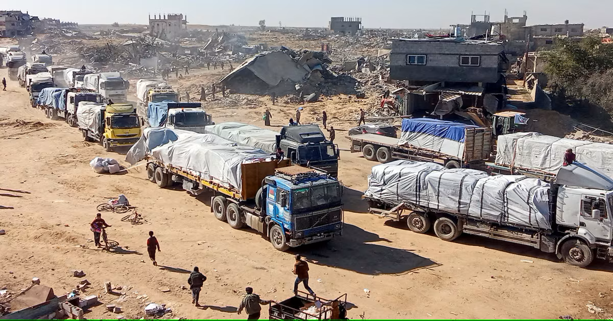 En la foto, una caravana con ayuda en Gaza