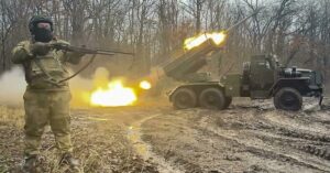 En la foto, una pieza de artillería rusa en las cercanías de Gomal, en Kursk