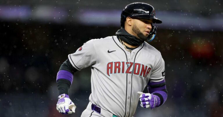 En la foto, el jardinero cubano Lourdes Gurriel