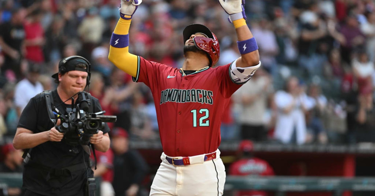 En la foto, Lourdes Gurriel Jr. agradece al cielo tras conectar jonrón