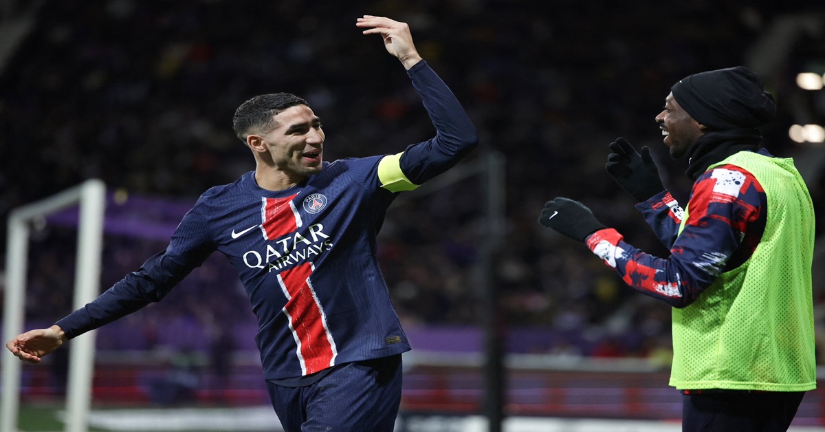 En la foto, Acraf Hakimi y Ousmane Dembelé