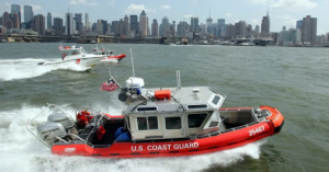 En la foto, lanchas en el río Hudson, en el rescate del helicóptero