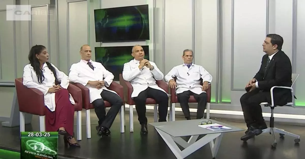 En la foto, directores de hospitales habaneros, en televisión, con el esbirro Humberto López