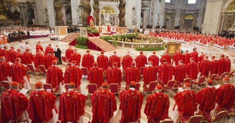 En la foto, reunión de los cardenales, en la elección de un papa