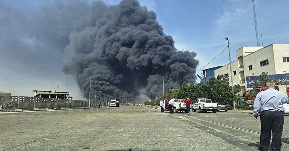 En la foto, humo en un puerto de irán tras explosión