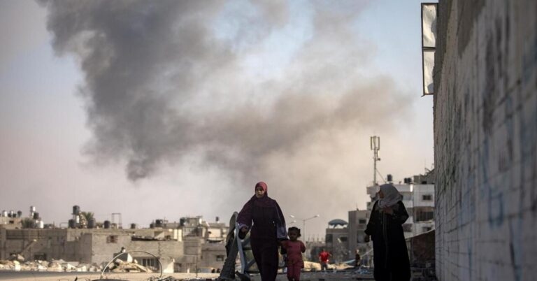 En la foto, una escena en Gaza, donde israel amplío su ofensiva terrestre