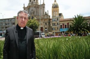 En la foto, el padre Darío Chavarriaga, acusado de abuso sexual infantil en Colombia