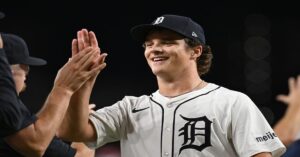 En la foto, el novato de Detroit Jackson Jobe