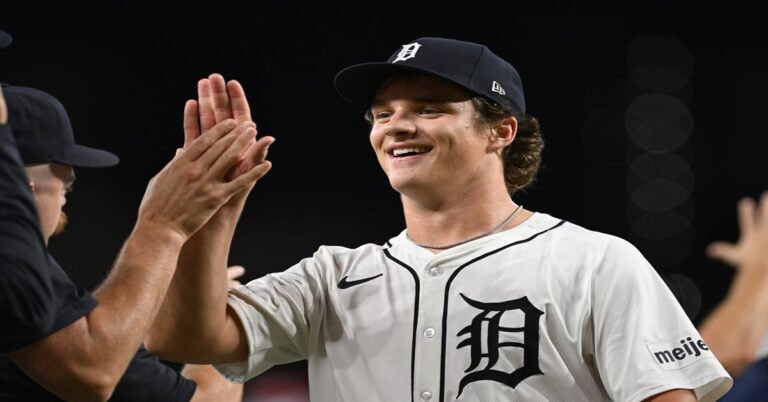 En la foto, el novato de Detroit Jackson Jobe