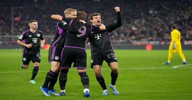 eN LA FOTO, EL bAYERN CELEBRA EL GOL DE hARRY kANE