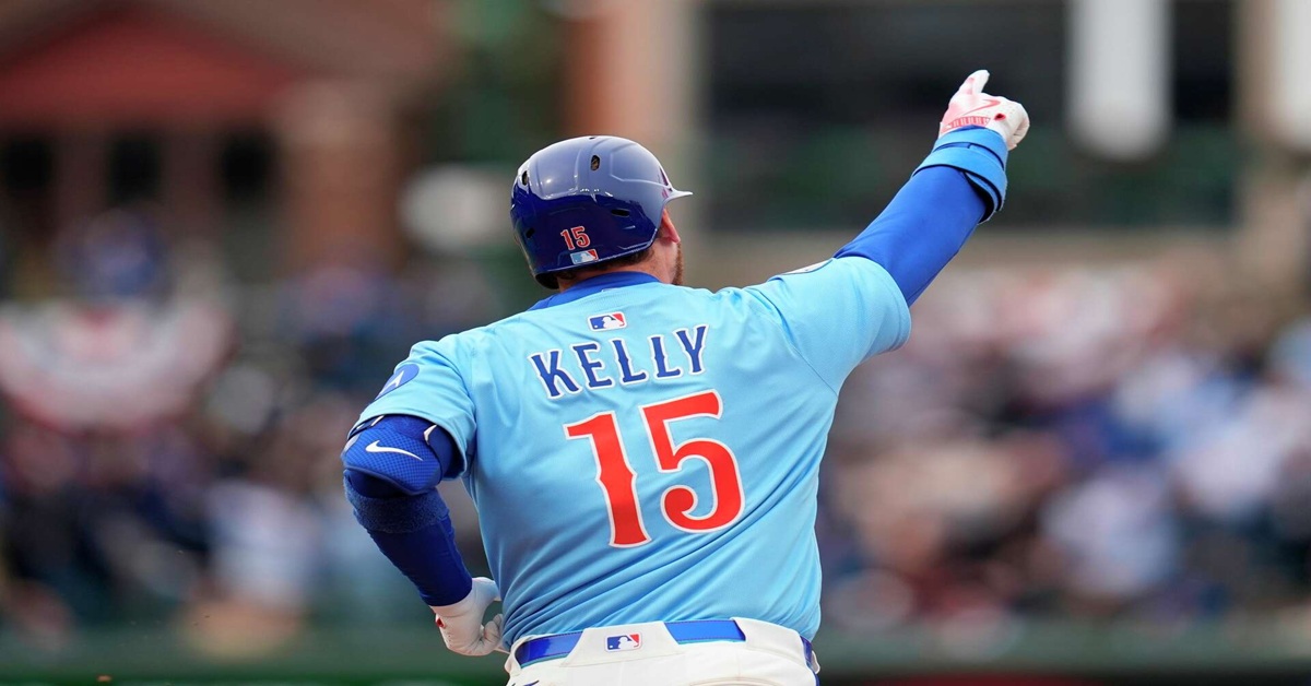 En la foto, Carson Kelly , quien bateó un jonrón por los Cubs ante los Padres