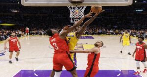 En la foto, momento del partido entre los Lakers de Los Angeles y los Rockets de Houston