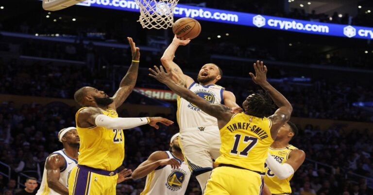 Emn la foto, escena del partido entre Lakers y Warriors