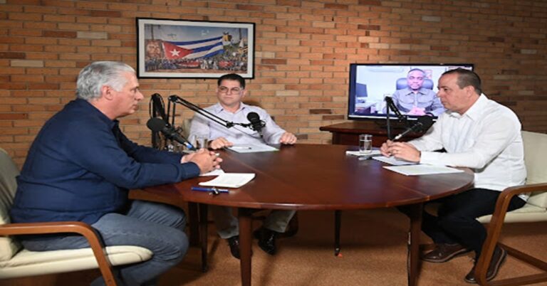 En la foto, Miguel Díaz-Canel y el ministro de Salud en un podcast