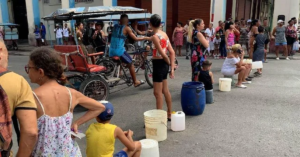 En la foto, cubanos en la calle