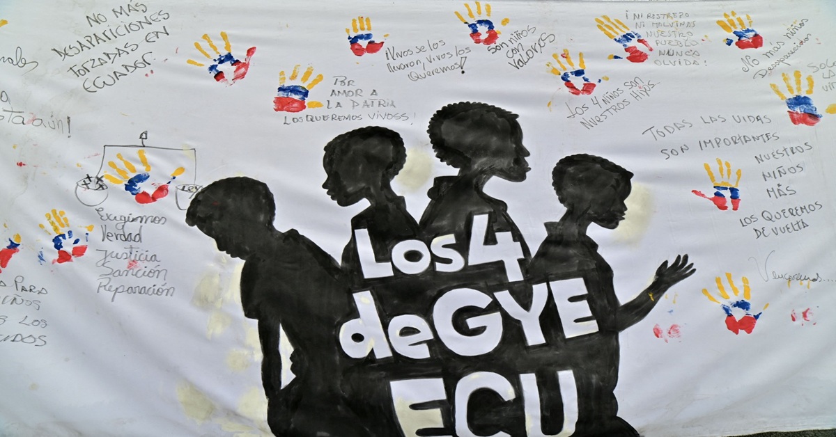 En la foto, una pancarta con reclamos por los niños asesinados en Ecuador por los militares