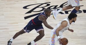 En la foto, una escena del partido entre los Nuggerts y los Clippers