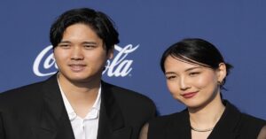 En la foto, la estrella de los Dodgers, Shohei Ohtani, y su e sposa mamiko