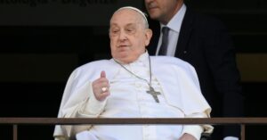 En la foto, el papa Francisco al salir del hospital