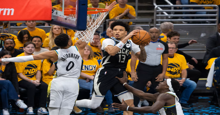 En la foto, momento del partido entre Pacers y Bucks