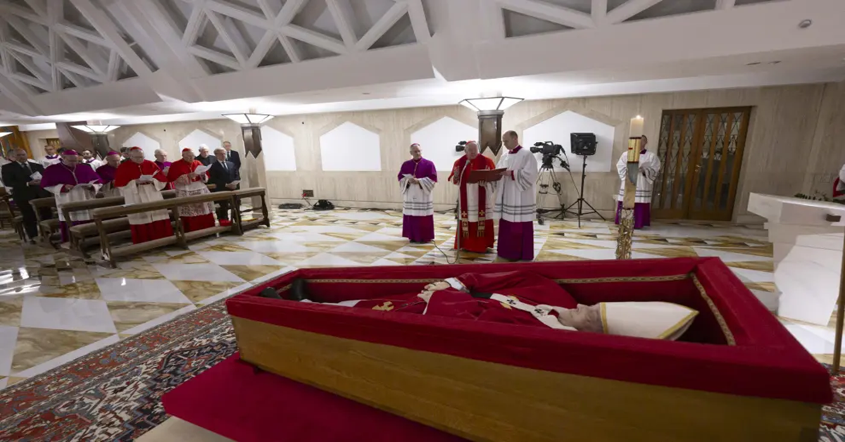 En la foto, el féretro del papa Francisco