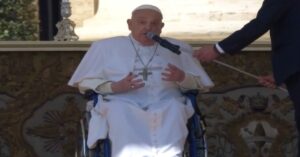 En la foto, el Papa Francisco en su reaparición en la Plaza de San Pedro