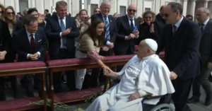 En la foto, el Papa Francisco saluda a feligreses en la Plaza de San Pedro