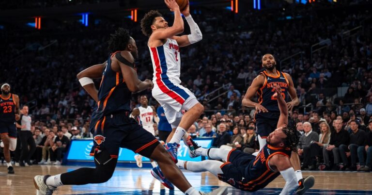 En la foto, momentos del partido entre Detroit Pistons y New York Knicks