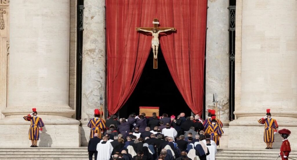 En la foto, las puertas de la Basílica de San Pedro