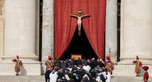 En la foto, las puertas de la Basílica de San Pedro