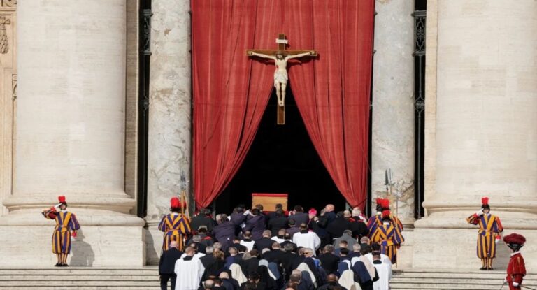 En la foto, las puertas de la Basílica de San Pedro