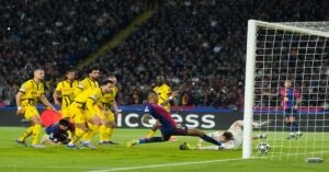 En la foto, el brasileño Raphinha marca para el Barcelona ante el Borussia Dortmund en Champions