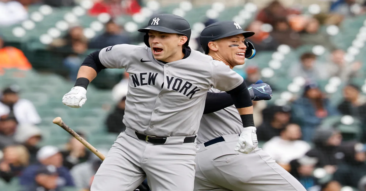 En la foto, Ben Rice saluda a su compañero de equipo Aaron Judge, tras batear jonrón para Yankees