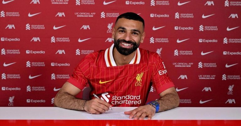 En la foto, el delantero egipcio Mohamed Salah renueca con el Liverpool