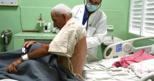 En la foto, una sala de un hospital cubano