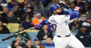 En la foto, el jardinero de Los Dodgers Teoscar hernández