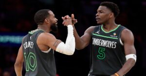 En la foto, jugadores de los Timberwolves tras marcar