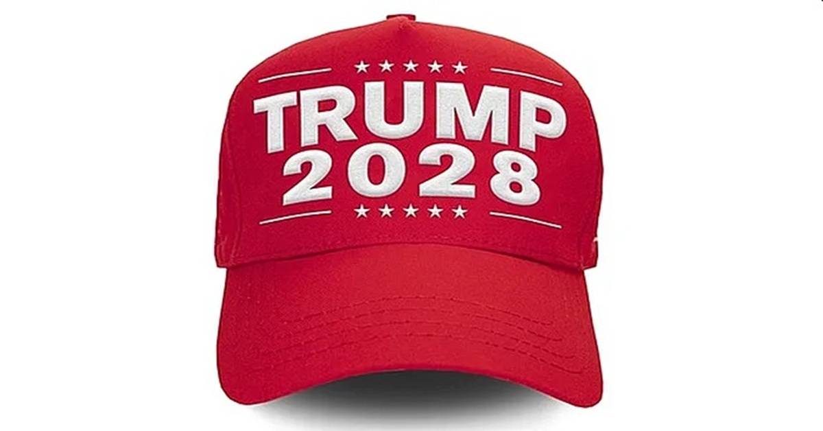 En la foto, una gorra que proclama a Trump para 2028
