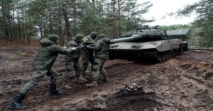 En la foto, un blindado con soldados durante la guerra en Ucrania