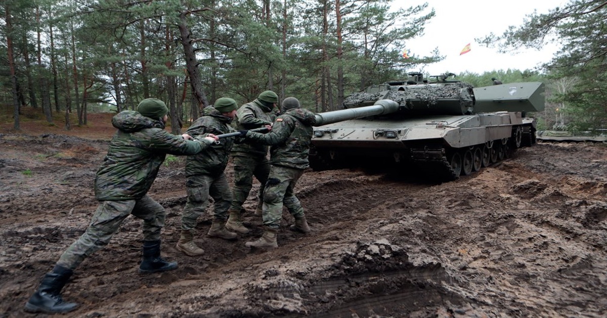 En la foto, un blindado con soldados durante la guerra en Ucrania