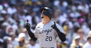 En la foto, el cubano Miguel Vargas, celebrando un jonrón