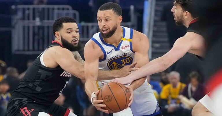 En la foto, Stpehen Curry intenta deshacerse de dos jugadores de los Rockets