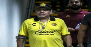 En la foto, Diego Armando Maradona cuando era DT de Los Dorados
