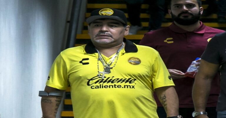 En la foto, Diego Armando Maradona cuando era DT de Los Dorados