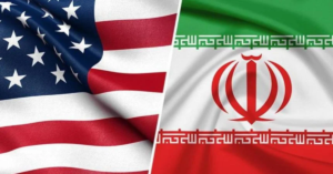 En la foto, las banderas de EEUU e Irán